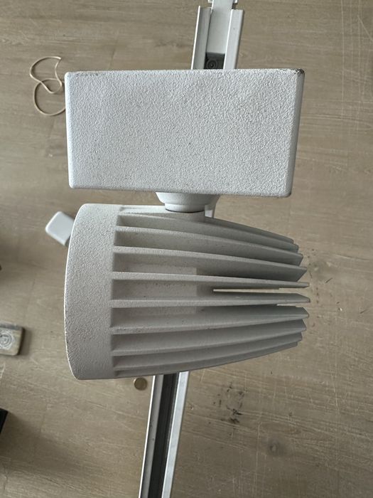 Oswietlenie szynowe z 5 lampami LED, reflektorami