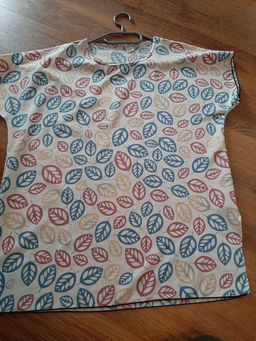 Letnia bluzeczka z rozporkami na bokach.