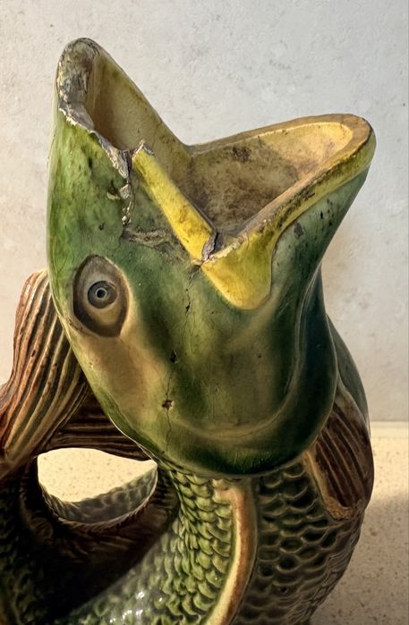 Para restauro Antiga jarra “peixe” em faiança das Caldas da Rainha