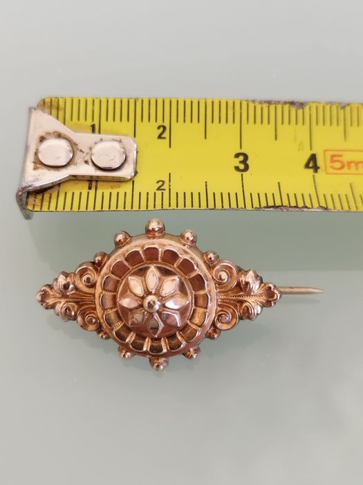 Lindo broche antigo de latão
