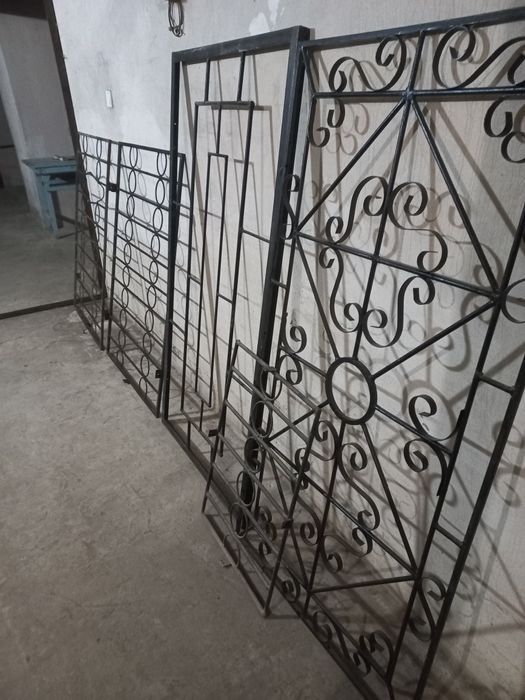 Продам металічні решітки з кованими елементами