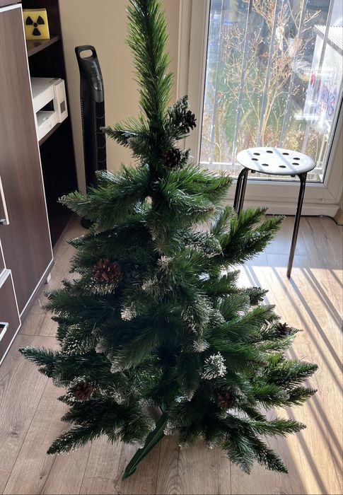 Choinka sztuczna z lampkami i bombkami