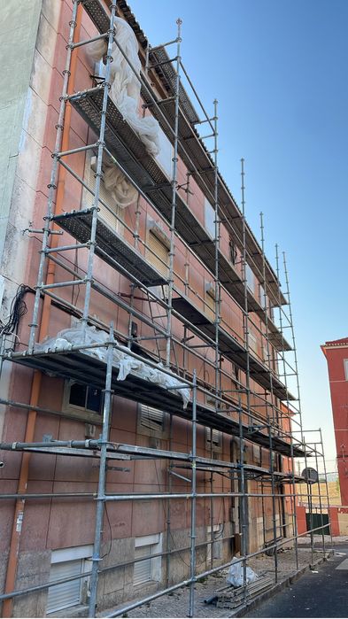 Trabalhos em altura por andaimes, rapel / alpinismo telhados, fachadas