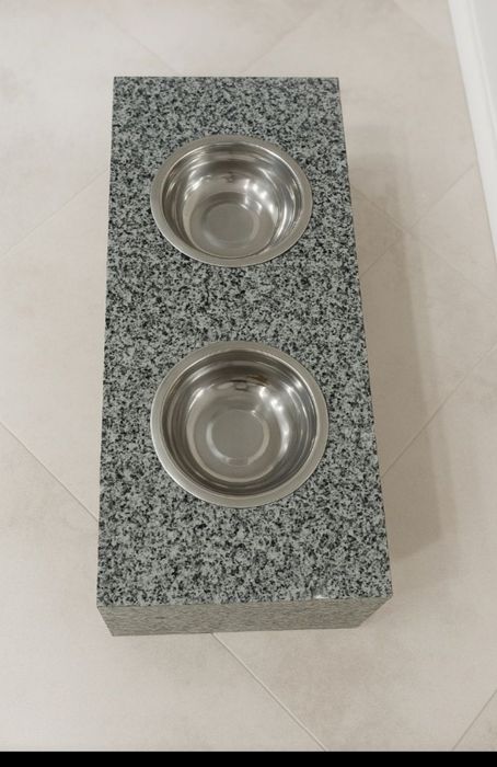 Гранитна підставка, годівниця для тварин
