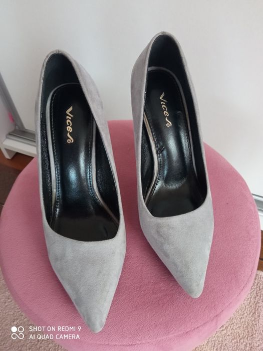 Siwe szpilki z czerwoną podeszwą