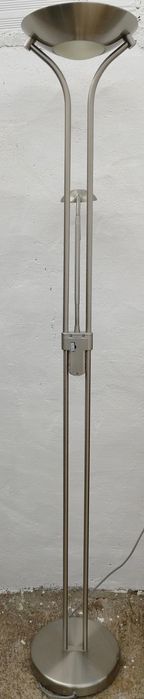 candeeiro de pe alto com 2 lâmpadas