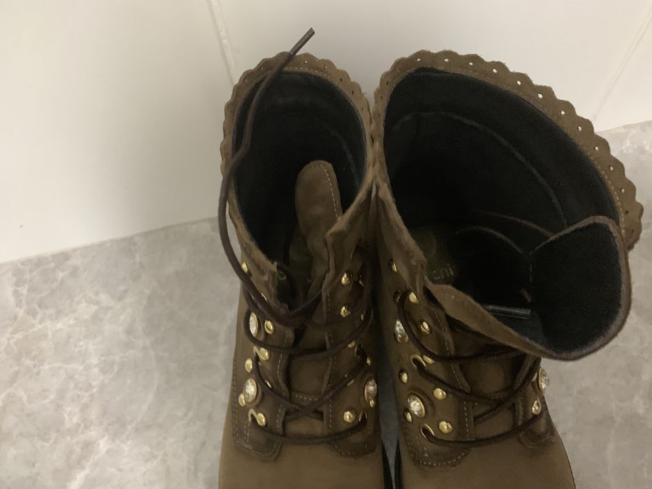 Botas castanhas com brilhantes
