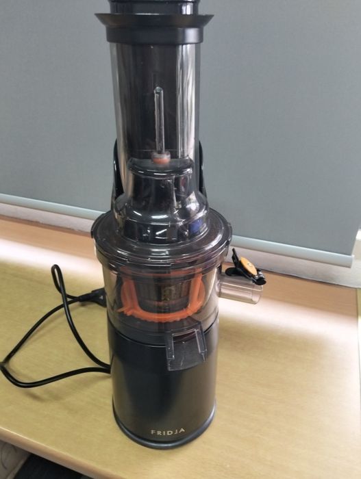 Máquina de fazer sumos marca fridja usada uma vez tipo industrial