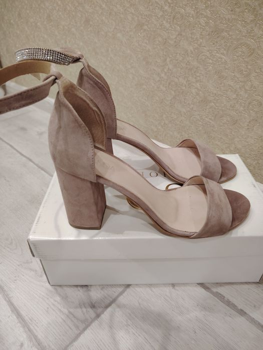 Босоніжки на підборах, р 39