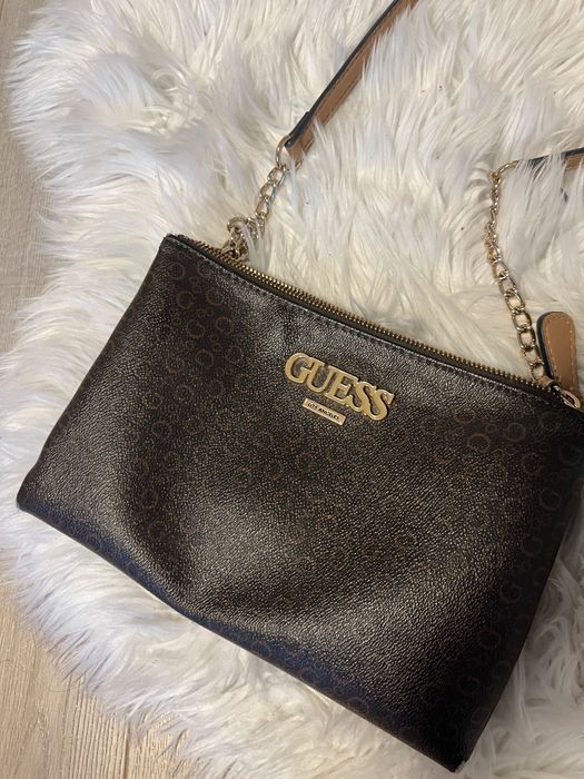 Torebka GUESS monogram na długim łańcuszku