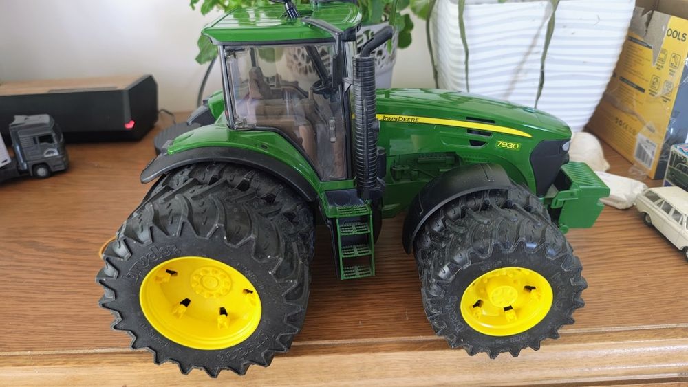 Bruder traktor john deere