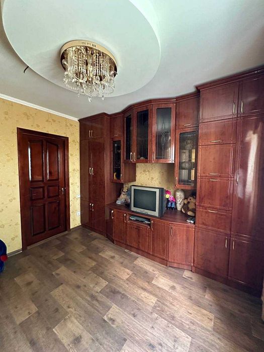 Продам трикімнатну квартиру з автономним опаленням у с. Рівнопілля