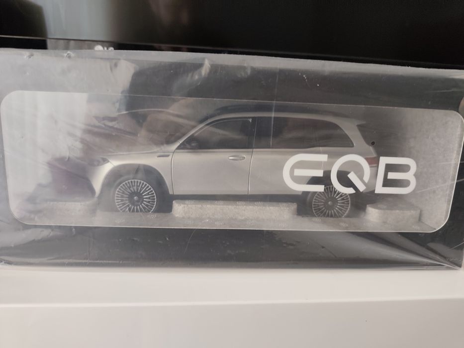 1/18 Mercedes EQB 2021 NZG carro coleção miniatura