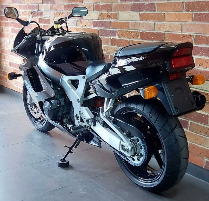 Honda cbr 900rr fireblade sc28