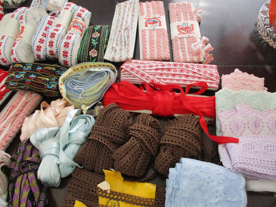 Lote de várias rendas brancas para aplicações, fitas bordadas decorativas, fita grega, restos novos de retrosaria