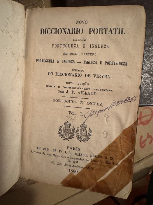 Livros antigos em capa de pele sovretudo dicionarios