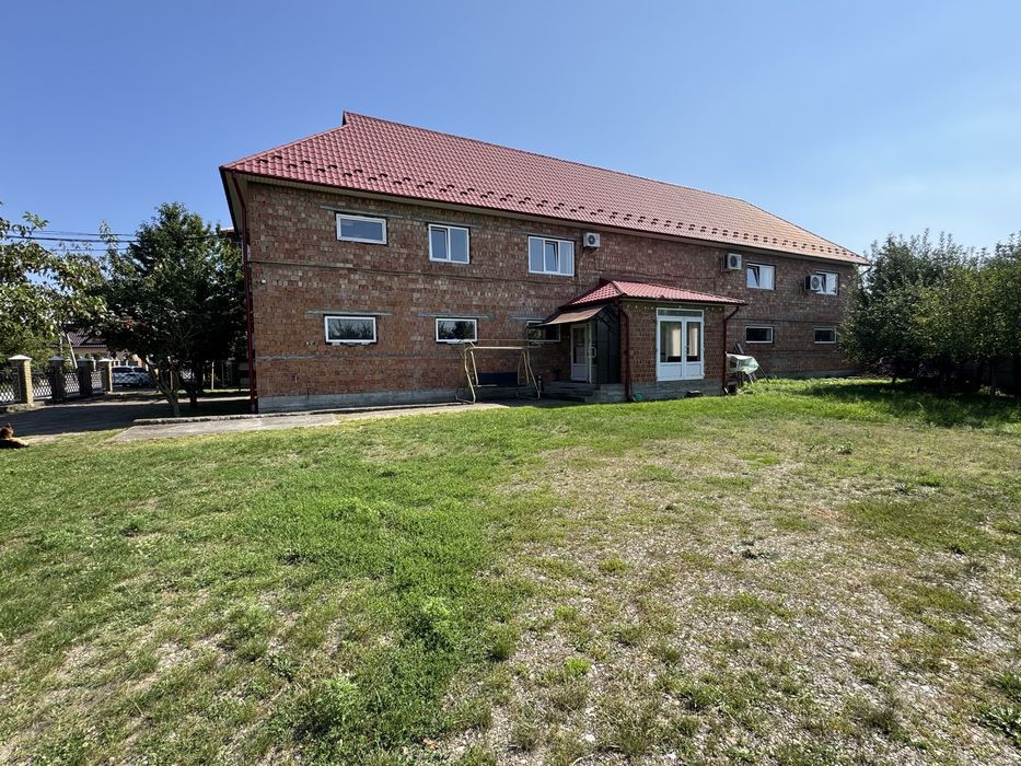 Комерційне приміщення, 585 м.кв, з ділянкою 0.14 га.