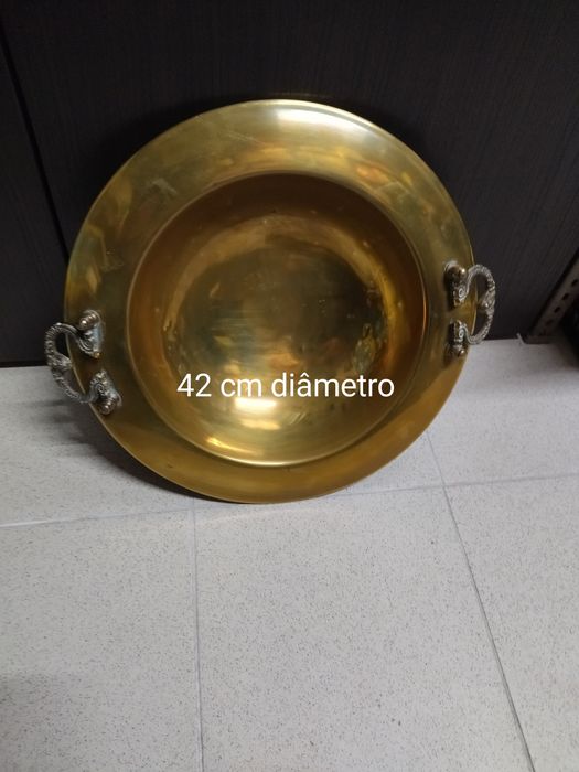 Braseira antiga com asas