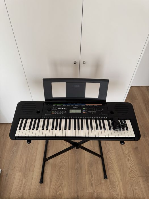 Piano Yamaha PSR-E253 + suporte