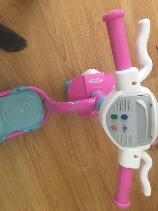 Mota menina trotinete com pisca e luz