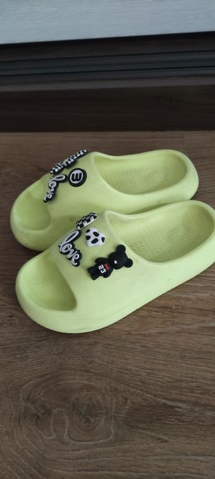 Летние яркие шлепки