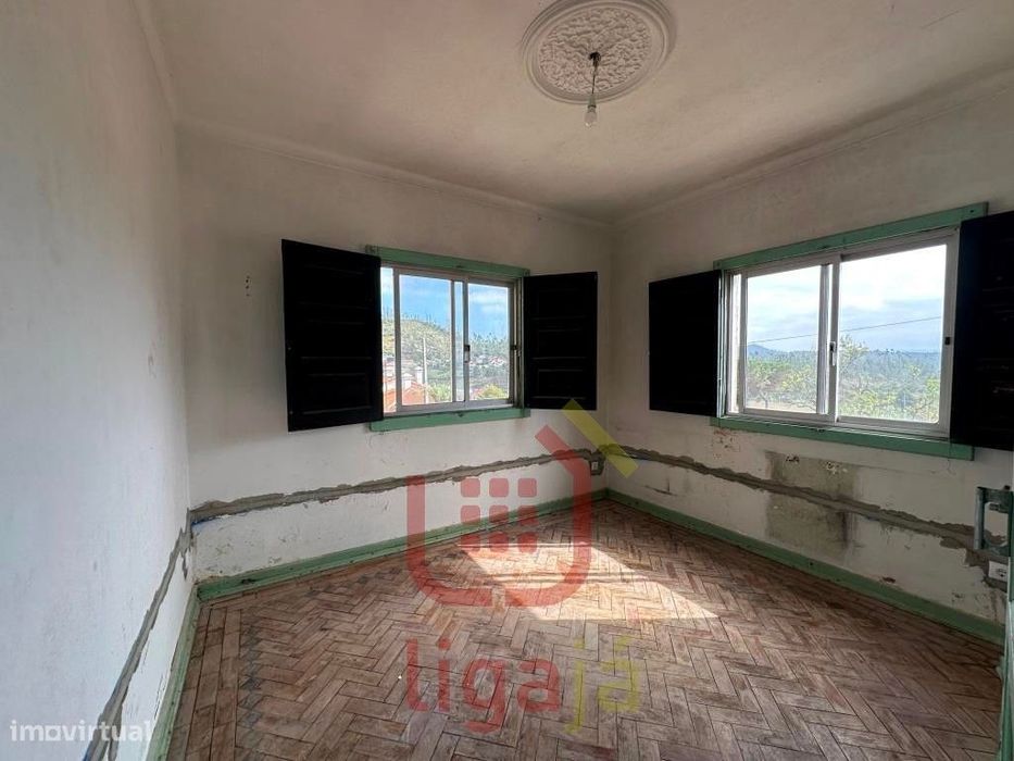 Moradia T4 em Reconstrução - Barrocaria / Olival!