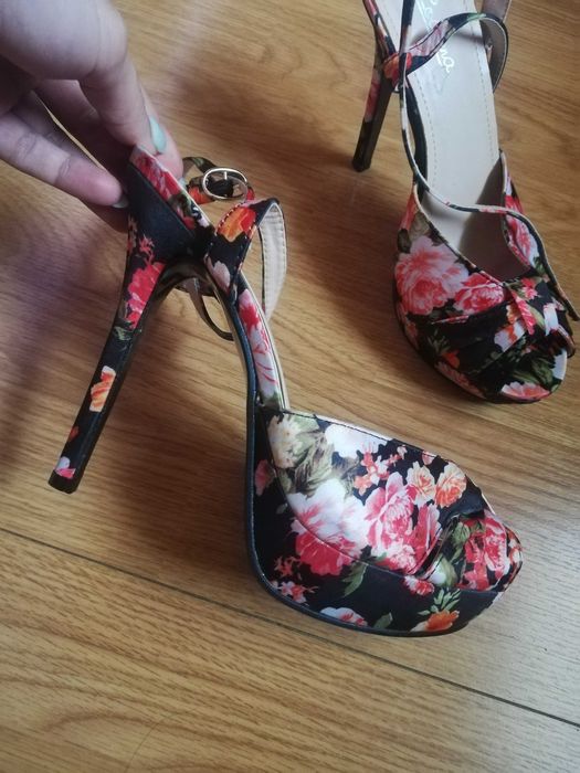 Sandálias floridas