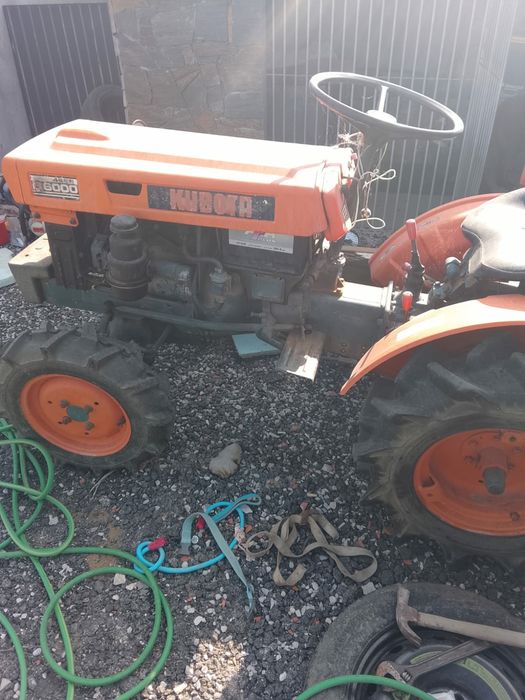 Kubota B6000 (Tração 4x4) impecável com frese e reboque.