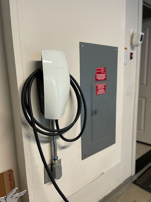 Instalacja stacji ładowania samochodów elektrycznych EV, Wallbox, ABB, Schneider, Tesla.
