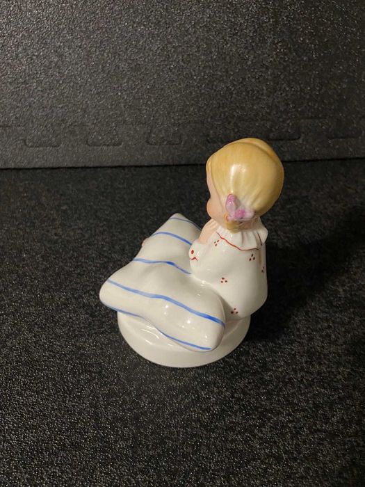 Menina a rezar - Royal Dux - BOHEMIA