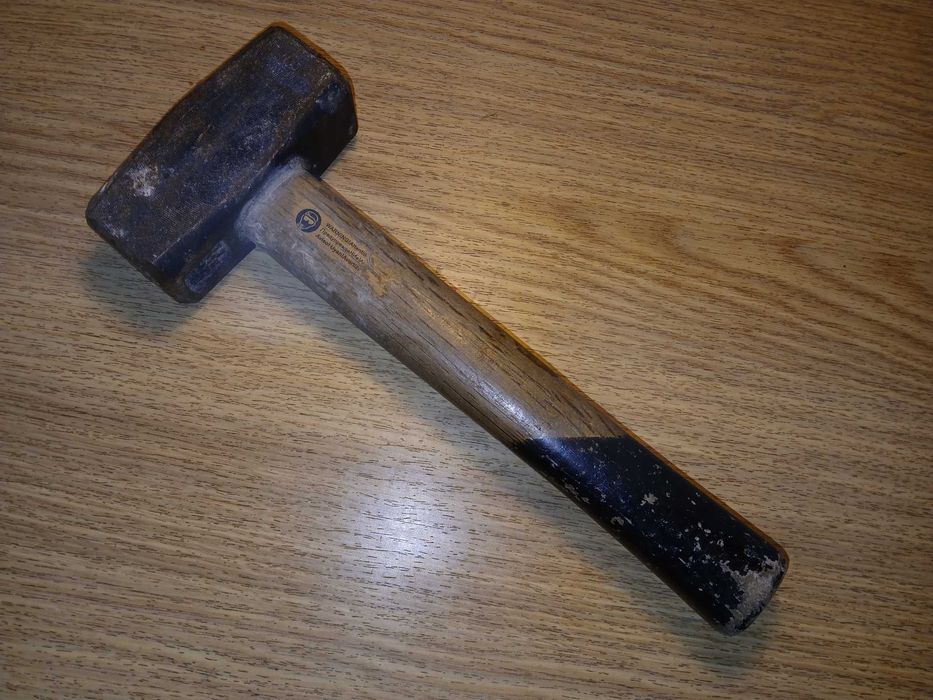 Młotek kamieniarski dwuobuchowy 1500 g. Używany w dobrym stanie.