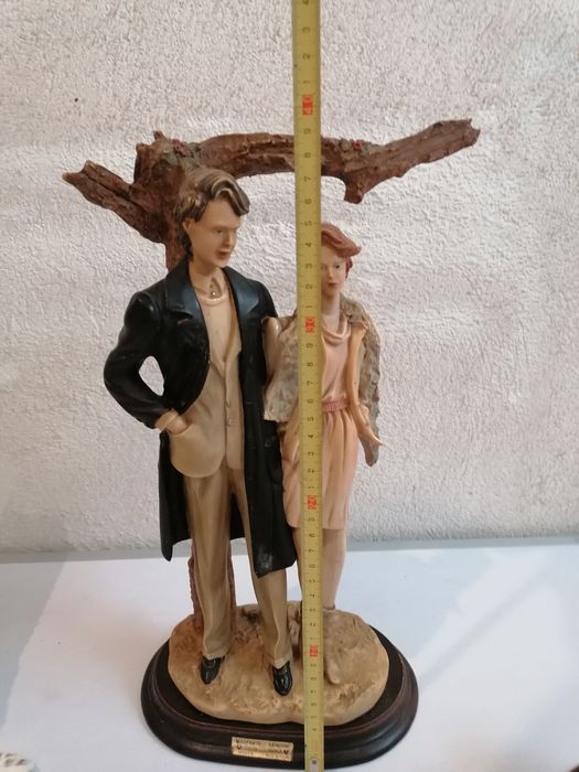 Estatueta em marfinite, casal de noivos
