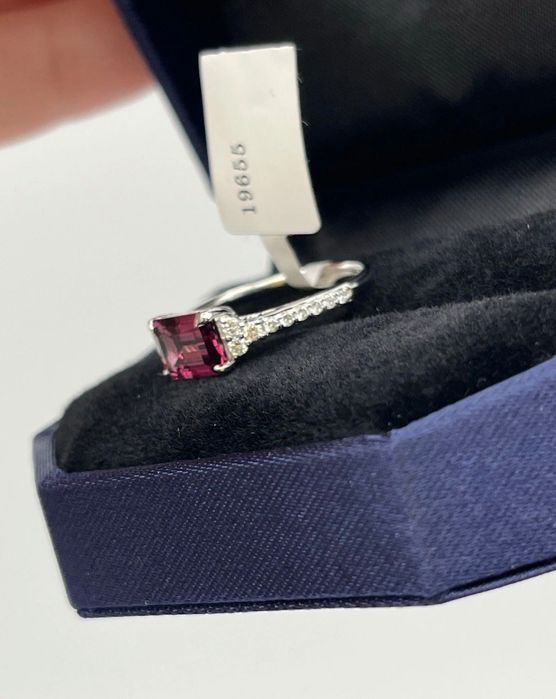 Золота обручка з діамантами та натуральним гранатом