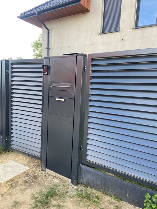 Słup ogrodzeniowy  multimedialny ze skrzynka na listy i paczkomatem