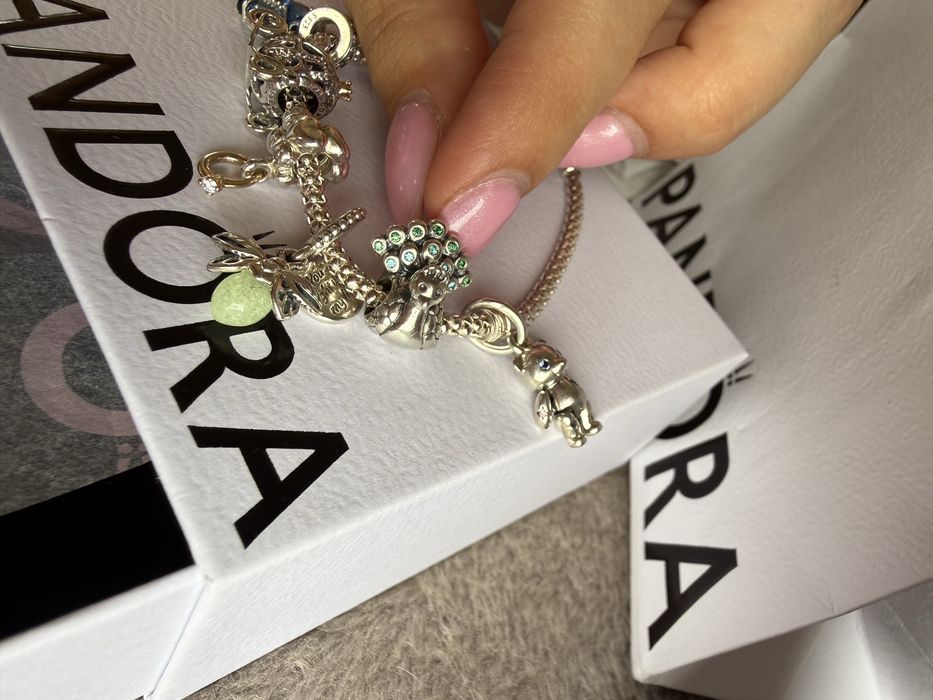 Conjunto pulseira Pandora e 6 charms