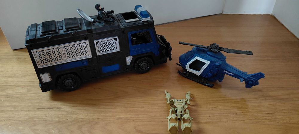 Camião da polícia com helicóptero