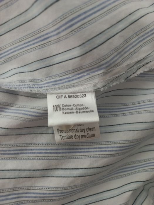 Camiseiro branco com riscas azuis e pretas