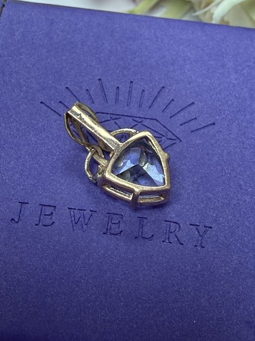 Золотой кулон с топазом