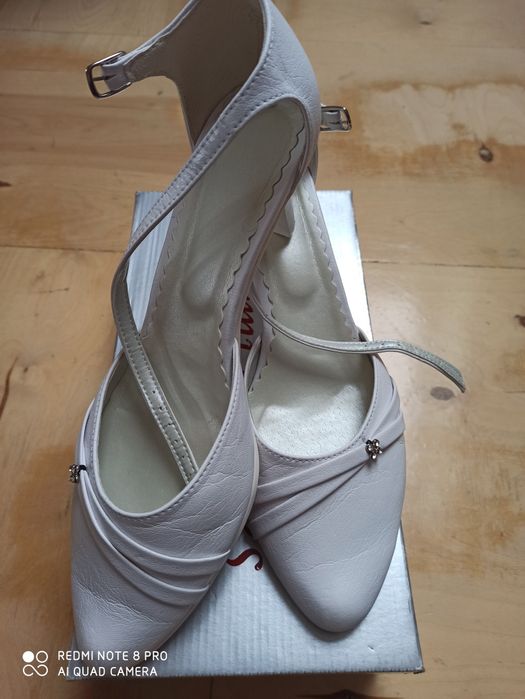Buty białe ślubne