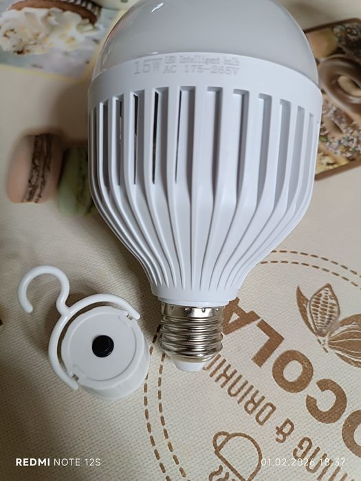 Лампочка з акумулятором та цоколь з кнопкою.