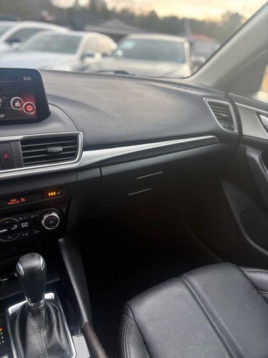 Mazda 3 Touring      2018