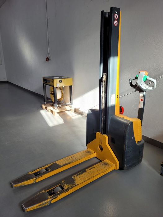 Stacker electrico + Porta Paletes