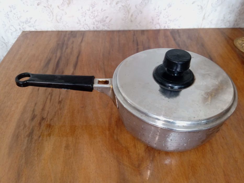 Rondelek ruski z rączką i pokrywką, ze stali nierdzewnej