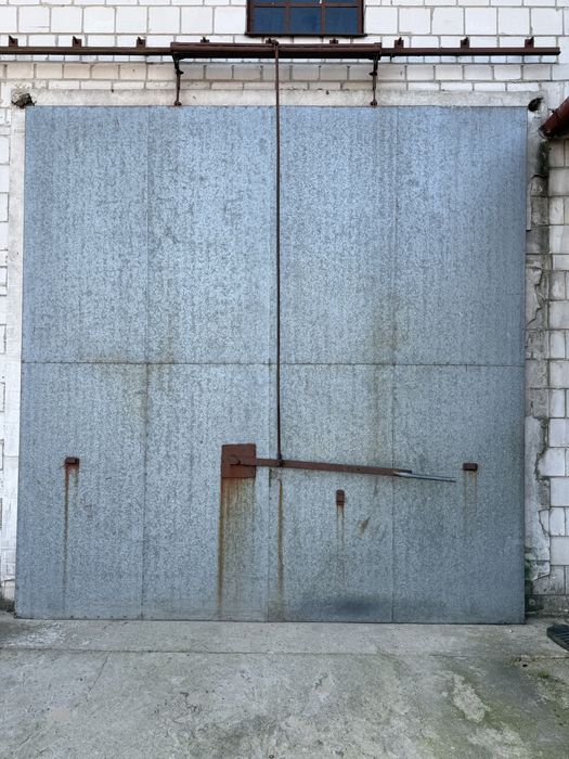 Drzwi przesuwnne garazowe.