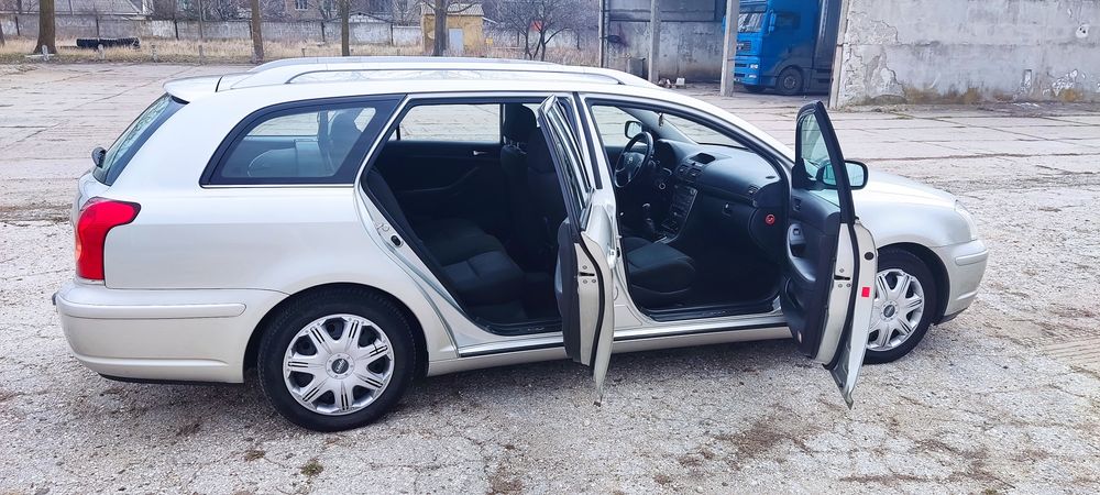 Тойота Авенсис 2.0 2004