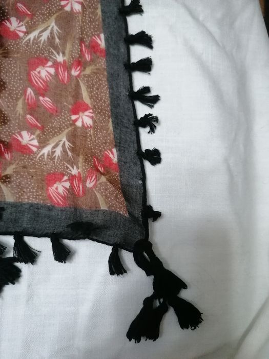 Lenços antigos de cabeça e ombros