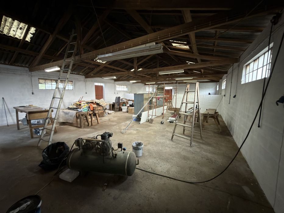 Alugo Armazém para Carpintaria equipado com maquinas