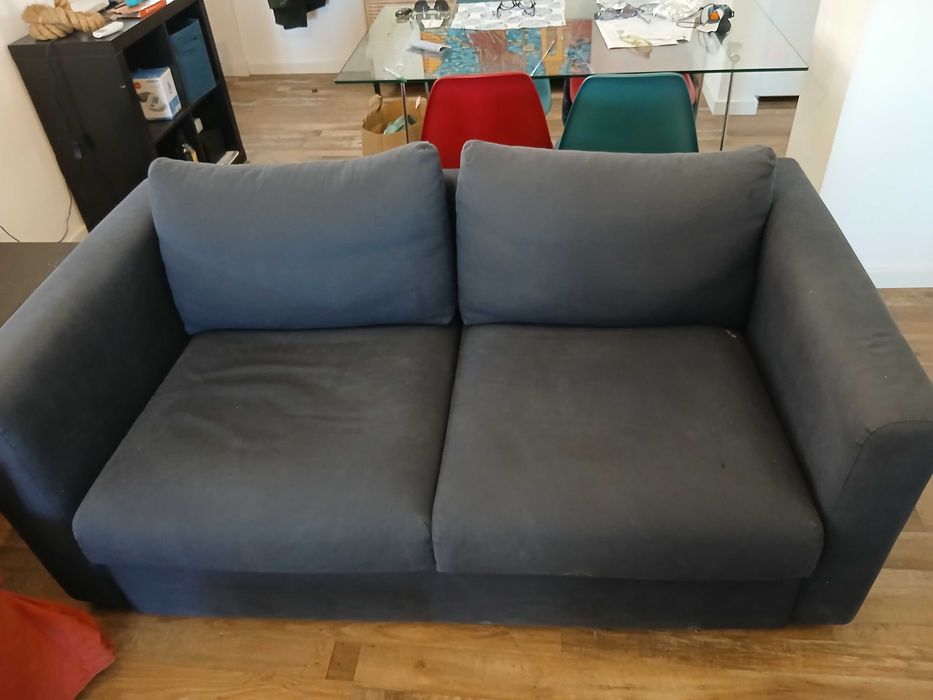 Sofa Azul Ikea com capas amoviveis.