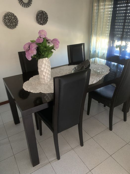 Conjunto de sala movel tv mais mesa e 4 cadeiras