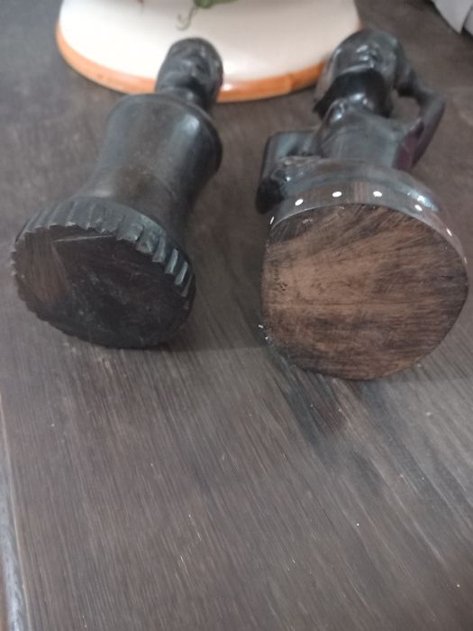 Duas peças africanas esculpidas à  mão  , originárias de Moçambique